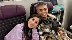 Berangkat sejak 20 Desember kemarin, Nisya Ahmad unggah potretnya saat naik pesawat bersama suaminya Andi Rosadi. Sebagai adik dari Raffi Ahmad kehidupan Nisya memang banyak menuai sorotan. Apalagi saat ini ia kerap bikin konten YouTube yang sudah memiliki banyak penonton. (Liputan6.com/IG/@nissyaa)