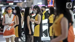 Sejumlah sales promotion girl (SPG) menunggu pengunjung dekat kendaraan yang dipamerkan pada Indonesia International Motor Show (IIMS) 2023 di Jiexpo Kemayoran, Jakarta, Kamis (16/2/2023). Selain mobil keluaran terbaru, pesona SPG cantik menjadi sorotan pengunjung sekaligus pemanis dalam pameran IIMS 2023. (merdeka.com/Iqbal S. Nugroho)