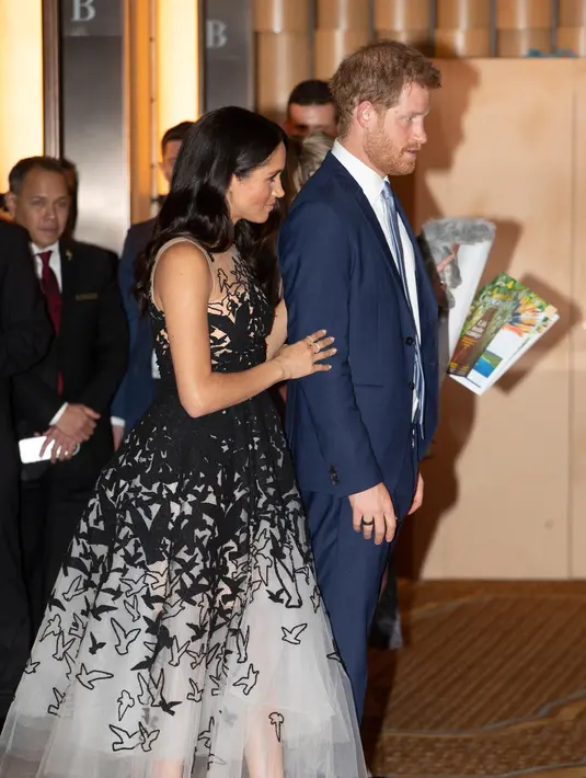 Meghan Markle, Duchess of Sussex memberi sambutan saat menghadiri The Australian Geographic Awards di Sydney, Australia (26/10). Meghan tampil cantik mengenakan gaun mewah Oscar de la Renta. (Paul Edwards/Pool via AP)