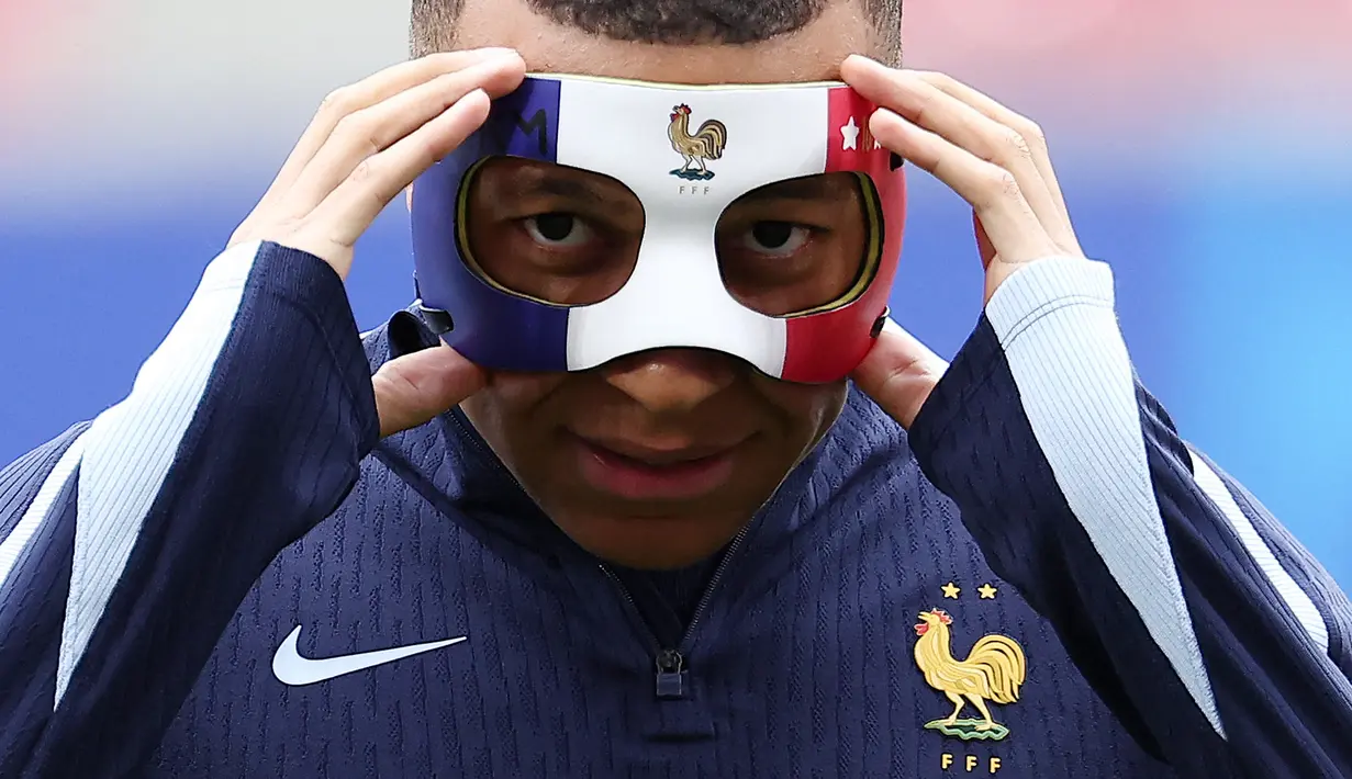 Masker pelindung Mbappe bertema bendera Prancis dan dilengkapi dengan logo federasi Prancis di bagian tengahnya. (FRANCK FIFE / AFP)