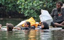 Kaget! 12 Karung Sampah Terkumpul dalam 2 Jam, Rumah Bakau Gelar Aksi Grebek Sampah di Teluk Yotefa