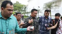 Menpora Imam Nahrawi didampingi Kepala Bekraf Triawan Munaf saat memberikan keterangan pers usai rapat persiapan Asian Games dan Asian Paragames 2018 di Istana Negara, Jakarta, Rabu (7/6) siang.