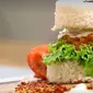 Resep burger nasi ayam (Dok.Kokiku TV/Vidio.com)