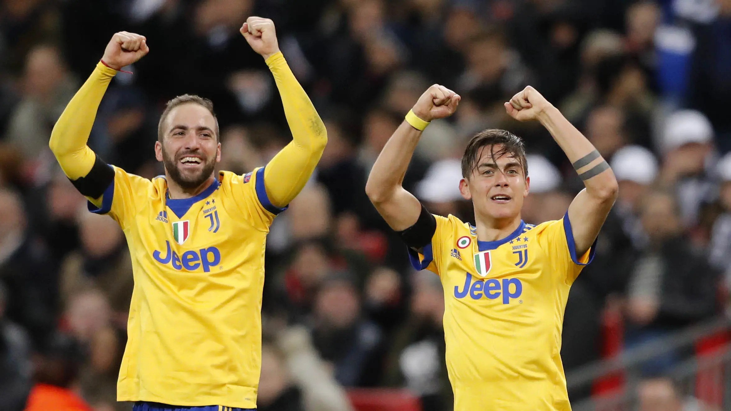 Pemain Juventus, Gonzalo Higuain dan Paulo Dybala (AP/Frank Augstein)