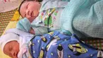 Seorang bayi laki-laki, Tran Tien Quoc (atas) sedang tidur di samping bayi laki-laki tidak dikenal di pusat kesehatan Vinh Tuong, provinsi Vinh Phuc, Minggu (15/10). Ibu asal Vietnam melahirkan bayi laki-laki itu dengan berat 7,1 kilogram. (LE PHUONG/AFP)
