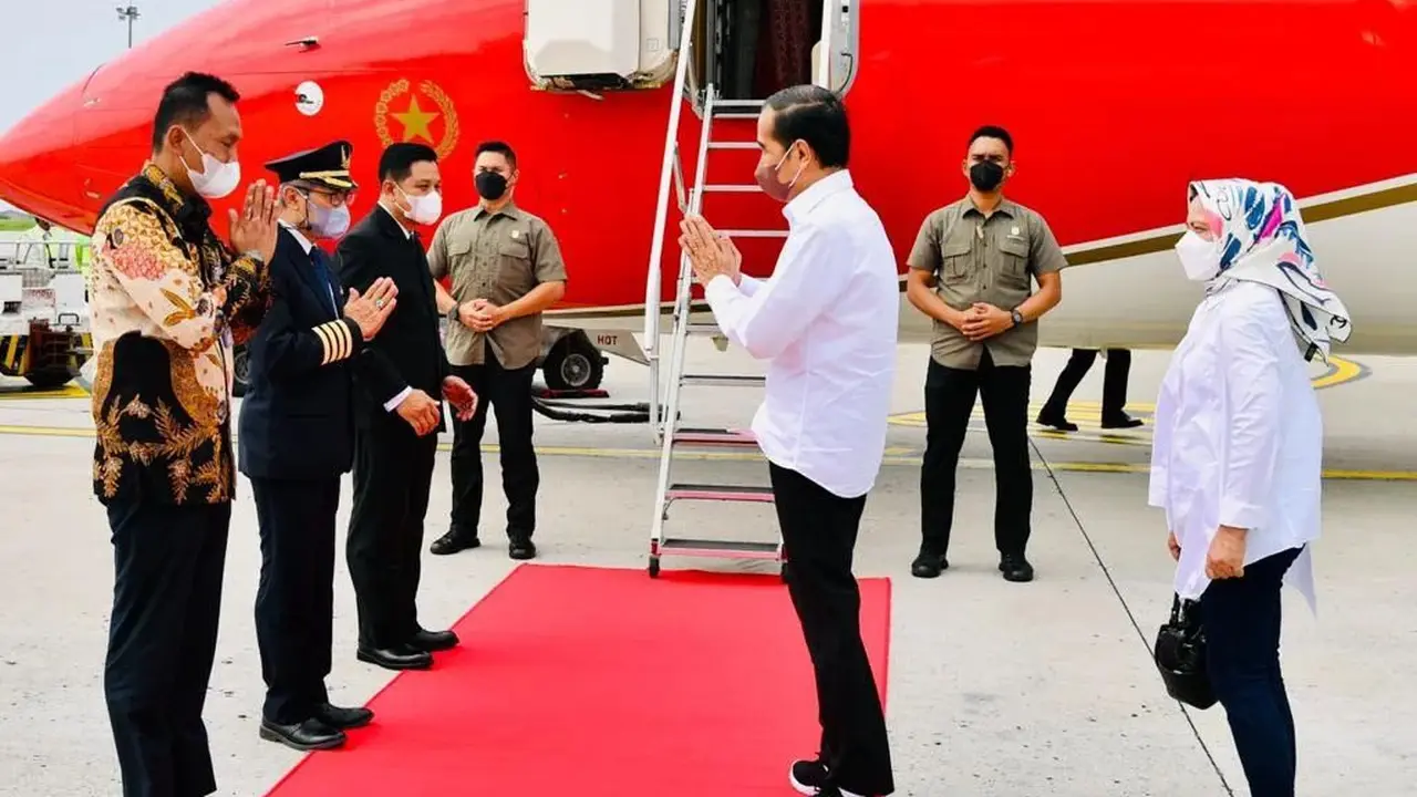 Iriana Jokowi Temani Presiden Jokowi Dinas ke Ende, Sneaker Gucci-nya Bikin Salah Fokus