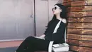 Bergaya dengan black outfit membuat penampilan Maudy Ayunda makin kece badai. Meski begitu, ia memadukan dengan sling bag dan sneakers berwarna putih. (Instagram/maudyayunda)