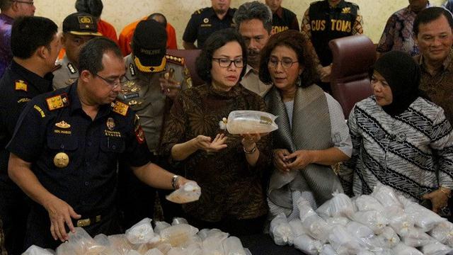 Menkeu Sri Mulyani, Menteri KP Susi Pudjiastuti, dan Dirjen Bea Cukai Heru Pambudi saat Konpers Penyelundupan Benih Lobster (Dok Foto: Humas Bea Cukai)