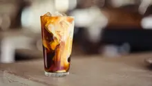 Ilustrasi es kopi susu. (Photo by Demi DeHerrera on Unsplash)