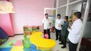 Menko Polhukam Wiranto meninjau ruangan pada peresmian gedung baru Lembaga Perlindungan Saksi dan Korban (LPSK) di Jakarta, Kamis (6/9). Dalam acara itu, Wiranto juga memberikan kompensasi ke korban tindak pidana terorisme. (Liputan6.com/Faizal Fanani)