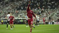 Pemain Liverpool, Hugo Ekitike, merayakan gol yang dicetaknya dalam pertandingan Liga Inggris&nbsp;melawan Newcastle di St James' Park, Inggris, Selasa (26 Agustus 2025). (AP Photo/Jon Super)