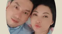 Kemesraan begitu terlihat dari pasangan pengantin baru ini. Doa dan ucapan selamat dari teman selebriti dan warganet pun membanjiri di kolom komentar. [Instagram/dellapuspita00]