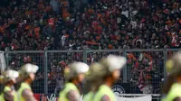 Polisi tengah berjaga saat suporter The Jakmania memenuhi bangku penonton pada laga Torabika SC 2016  di Stadion Utama Gelora Bung Karno, Jakarta. (24/6/2016). (Bola.com/Nicklas Hanoatubun)