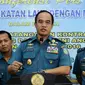 KSAL, Laksamana TNI Ade Supandi (ketiga kiri) memberikan keterangan usai menyaksikan penandatanganan kontrak pengadaan barang dan jasa dengan sejumlah mitra di Mabes TNI AL, Jakarta, Kamis (7/1/2016). (Liputan6.com/Helmi Fithriansyah)