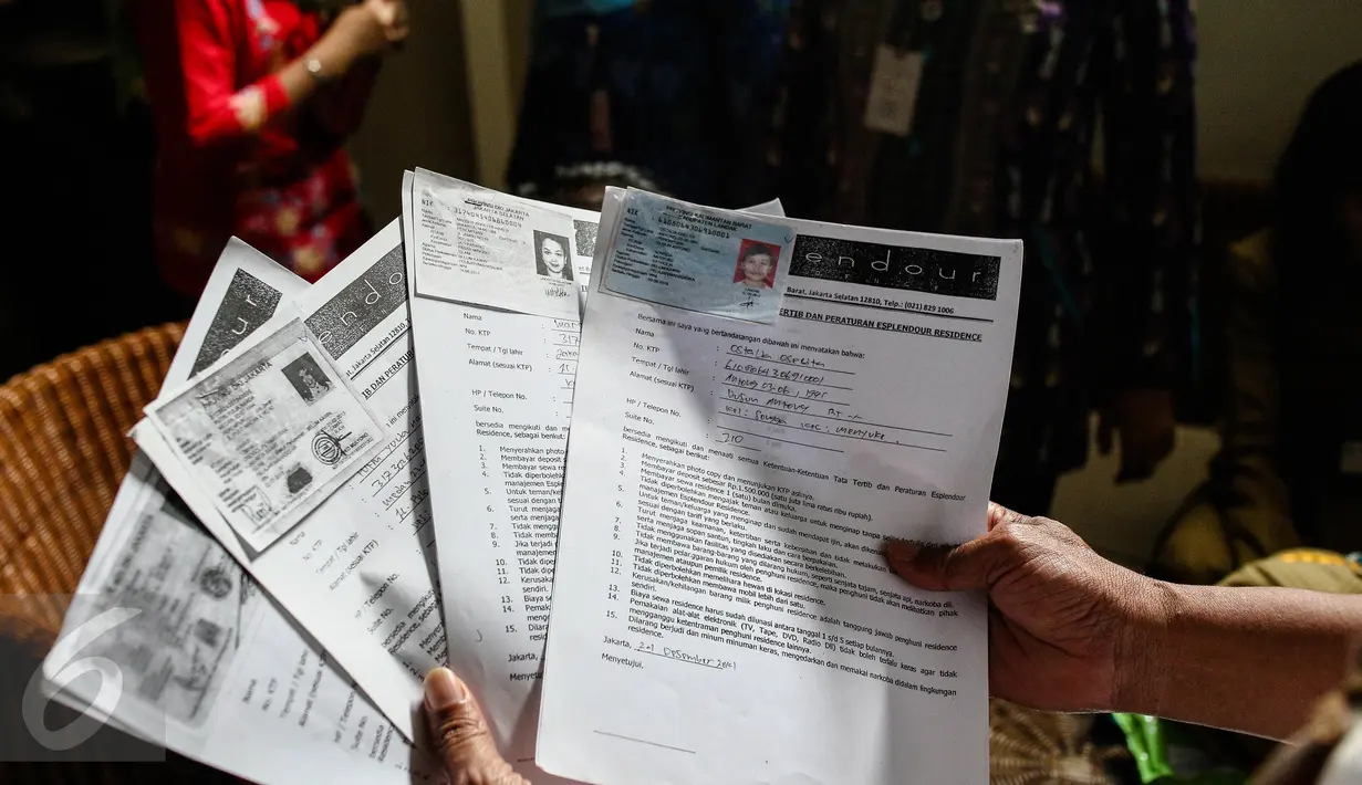 Petugas mengecek data-data penghuni kostan dikawasan Tebet Barat, Jakarta, Kamis (11/8). Razia juga sebagai pendataan penduduk baru dikawasan tersebut.(Liputan6.com/Faizal Fanani)