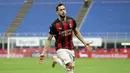 Gelandang AC Milan, Hakan Calhanoglu melakukan selebrasi usai mencetak gol timnya ke gawang Sassuolo dalam laga lanjutan Liga Italia 2020/2021 pekan ke-32 di San Siro Stadium, Milan, Rabu (21/4/2021). AC Milan kalah 1-2 dari Sassuolo. (AP/Antonio Calanni)