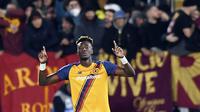 Kebuntuan AS Roma akhirnya pecah di menit ke 90+9 usai wasit menghadiahkan mereka penalti. Tammy Abraham yang menjadi algojo pun sukses menuntaskan tugasnya dengan baik. Roma pun menang dengan skor 1-0. (La Presse via AP/Tano Pecoraro)