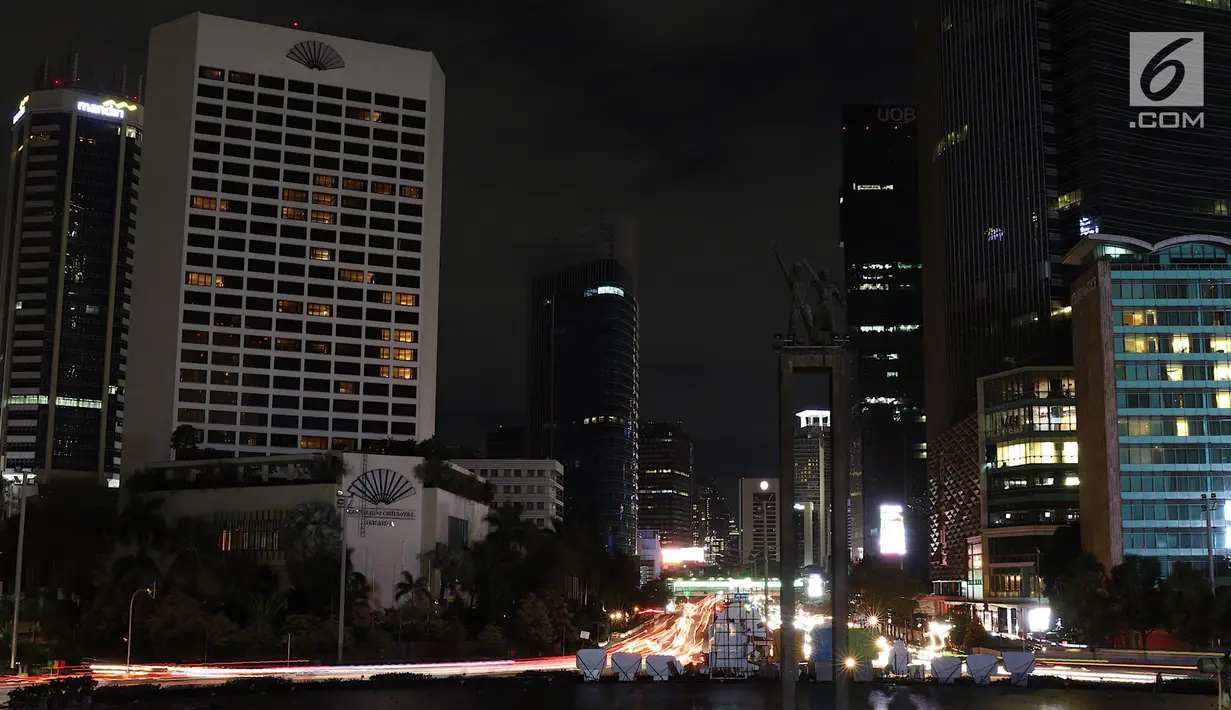 Suasana kawasan Bundaran HI saat lampu dipadamkan pada peringatan Earth Hour 2018 di Jakarta, Sabtu (24/3). Sebanyak 7 ikon kota Jakarta ikut serta dalam peringatan Earth Hour. (Liputan6.com/Immanuel Antonius)