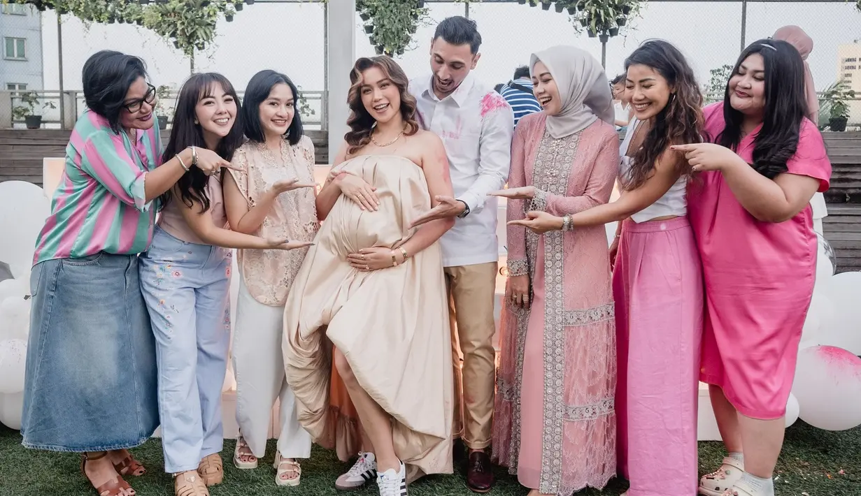 Jessica lalu mengenang tentang keluarganya. Dia sendiri tumbuh di bersama saudara laiki-laki. Tak memiliki adik atau kakak perempuan. (Foto: Instagram/ inijedar)