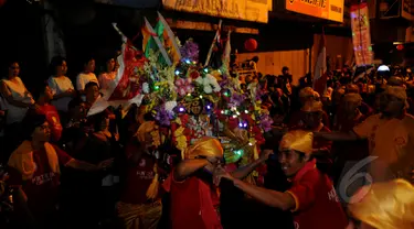 Sejumlah warga menandu patung dewa saat malam perayaan Cap Go Meh di Bogor, Jawa Barat, Kamis (5/3/2015). Malam perayaan Cap Go Meh di Kota Bogor berlangsung meriah. (Liputan6.com/Helmi Fithriansyah)