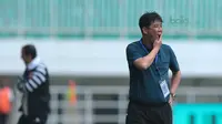 Pelatih Korea Utara U-23, Ju Song-il saat memimpin timnya melawan Bahrain U-23 pada laga PSSI Anniversary Cup 2018 di Stadion Pakansari, Bogor, (03/5/2018). Korea Utara U-23 kalah 1-4. (Bola.com/Nick Hanoatubun)