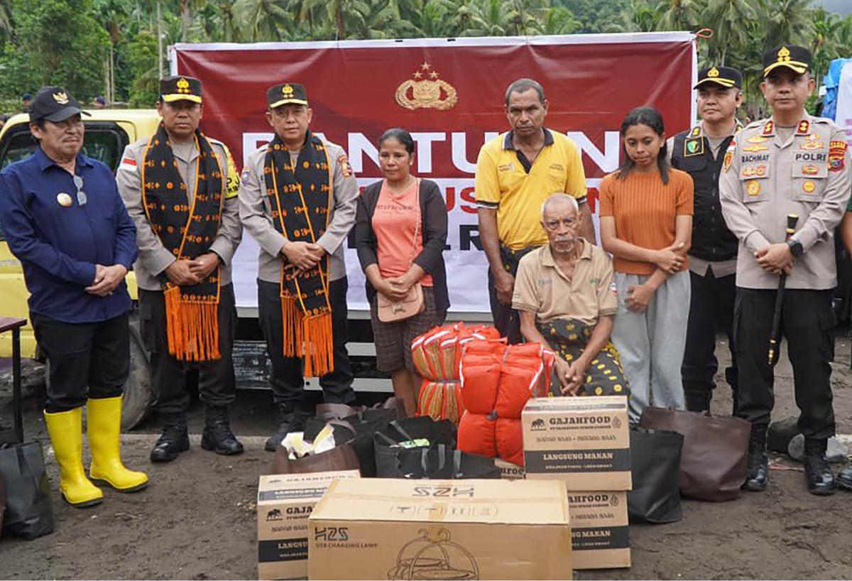 FOTO: Polri Salurkan Bantuan untuk Korban Banjir Bandang Mauponggo