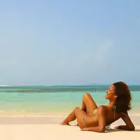 Untuk santai di pantai pun perlu perjuangan.