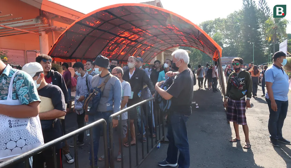 Banyaknya calon penonton yang mengantri membuat satgas Covid-19 di lokasi terus mengingatkan untuk selalu mentaati protokol kesehatan. (Bola.com/Ade Yusuf Satria)