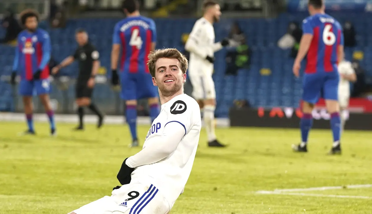 Penyerang Leeds United, Patrick Bamford berselebrasi usai mencetak gol ke gawang Crystal Palace pada pertandingan lanjutan Liga Inggris di Stadion Elland Road di Leeds, Inggris, Selasa (9/2/2021). Leeds United menang atas Crystal Palace 2-0. (AP Photo/Jon Super, Pool)