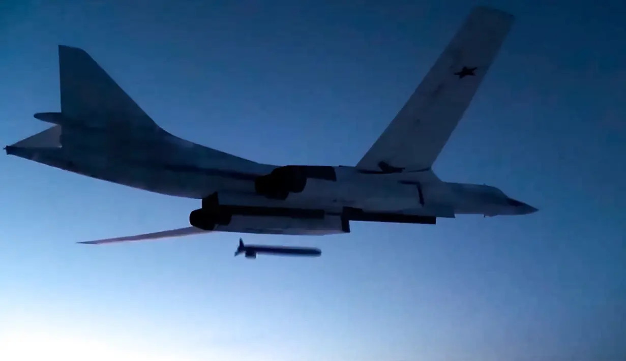 Dalam foto ini diambil dari video yang didistribusikan oleh Layanan Pers Kementerian Pertahanan Rusia pada 9 Desember 2020, pesawat pembom strategis Tu-160 Rusia menembakkan rudal jelajah ke sasaran uji selama latihan militer di Rusia. Barat tetap ambigu tentang bagaimana ia akan menanggapi serangan nuklir taktis dari Rusia. (Russian Defense Ministry Press Service via AP, File)