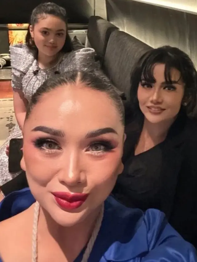 Tampilan Terbaru Amora Lemos.