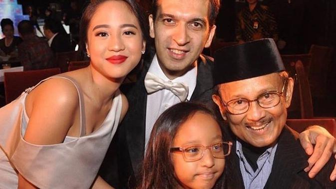 Potret Farrah Azizah Bareng Sang Kakek BJ Habibie (sumber: instagram/@farrahhab)