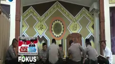 Secara bergantian para polisi dan juga polwan serta ASN Polres Gresik ini meluangkan waktu disela-sela tugas pengamanan untuk membaca Alquran sejak hari pertama puasa.