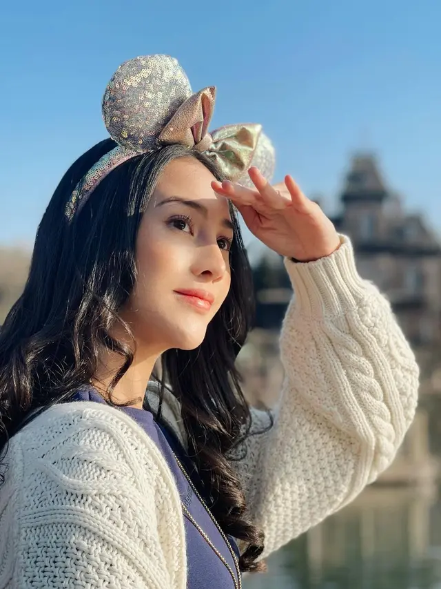 [Fimela] Pakai Bando Minnie Mouse, Anya Geraldine Bikin Salah Fokus