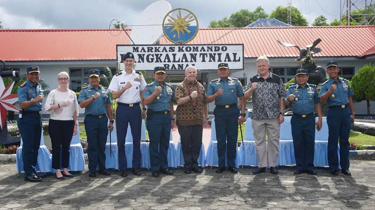 Duta Besar AS untuk Indonesia Joseph Donovan Jr (tengah, batik coklat) di Natuna pekan ini (7-9 November 2018) (sumber: US Embassy & Consulates in Indonesia)