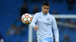 Joao Cancelo yang masih berstatus sebagai pemain Manchester City baru saja dipinjamkan ke Barcelona pada musim lalu. Manchester City akan berusaha melepas pemain  30 tahun itu pada musim panas ini. Cancelo kabarnya masuk radar Al Hilal untuk memperkuat lini belakangnya. (Oli SCARFF / AFP)