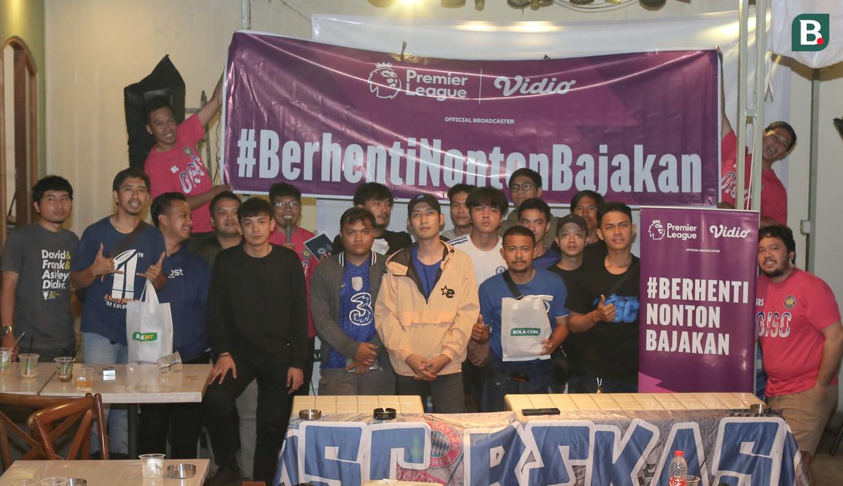 Sejumlah fans foto bersama saat acara Roaring Night Chelsea vs Manchester City di Balik Arah Coffee & Food Space, Bekasi, Jawa Barat, Sabtu (17/2/2024). Acara ini juga menjadi ajang silaturahmi para pendukung The Blues yang berada di Bekasi. (Bola.com/Pradipta Rama Baskara)
