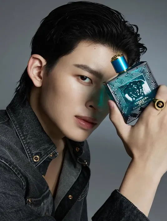 Versace mengumumkan aktor dan model Thailand Pond Naravit (@ppnaravit) sebagai Duta Parfum Versace untuk Asia Tenggara. [Foto: Versace.dok]