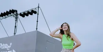 Luna Maya menjadi salah satu selebritas yang sering hadir di konser dan festival musik. Gayanya begitu effortless, memadukan nuansa chic dan kasual yang seru untuk ditiru. [Foto: Luna Maya/ Instagram]