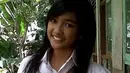Jebolan Indonesian Idol, Marion Jola pernah viral karena foto masa SD nya. Perempuan asal Kupang ini terlihat sangat manis saat berfoto tersenyum ketika masih SD. Tak ayal foto Marion ini pun banjir like dan komentar dari netizen. (Liputan6.com/IG/lalamarionmj)