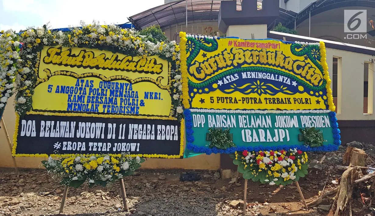Karangan bunga menghiasi komplek Mako Brimob Kelapa Dua, Depok, Jawa Barat, Jumat (11/5). Karangan bunga ucapan bela sungkawa bertuliskan 'kami tidak takut, kami bersama Polri'. (Liputan6.com/Herman Zakharia)