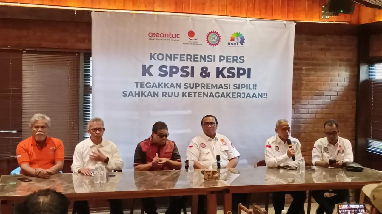 Presiden Konfederasi Serikat Pekerja Seluruh Indonesia (KSPSI) Andi Gani Nena Wea dan Presiden Konfederasi Serikat Pekerja Indonesia (KSPI) Said Iqbal.