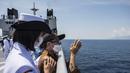 Keluarga awak KRI Nanggala 402 menghadiri Upacara Tabur Bunga Tabur Bunga dari geladak Helly KRI Dr Soeharso-990 di perairan utara pulau Bali, Jumat (30/4/2021). Kegiatan yang diikuti dari 53 keluarga awak KRI Nanggala 402 yang tenggelam itu diwarnai suasana haru dan kesedihan. (Juni Kriswanto/AFP)