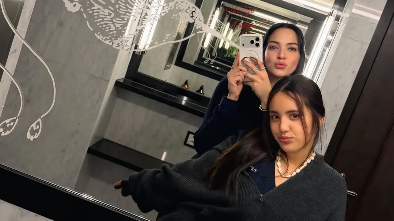Gaya Twinning Nia Ramadhani dan Mikhayla Bakrie, Ibu-Anak Kompak Saat Liburan Akhir Tahun di Luar Negeri