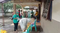 Satgas Covod-19 Kabupaten Sikka, Melakukan tracing dan tes cepat antigen terhadap warga yang melakukan kerumunan kunker Presiden RI. (Liputa6.com/ Dionisius Wilibardus)