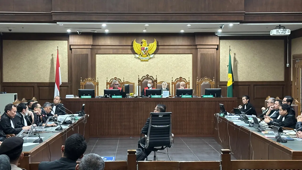 Hasto Kristiyanto dalam pemeriksaan sebagai terdakwa di sidang kasus kasus suap pergantian antarwaktu (PAW) anggota DPR RI Harun Masiku dan perkara perintangan penyidikan di Pengadilan Tindak Pidana Korupsi (Tipikor) Jakarta Pusat, Kamis (26/6/2025).