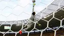 Penjaga gawang Brasil, Julio Cesar, tampil gemilang dengan beberapa kali lakukan aksi penyelamatan saat berlaga di babak penyisihan Piala Dunia Grup A di Estadio Castelao, Brasil, (18/6/2014). (REUTERS/Kai Pfaffenbach)