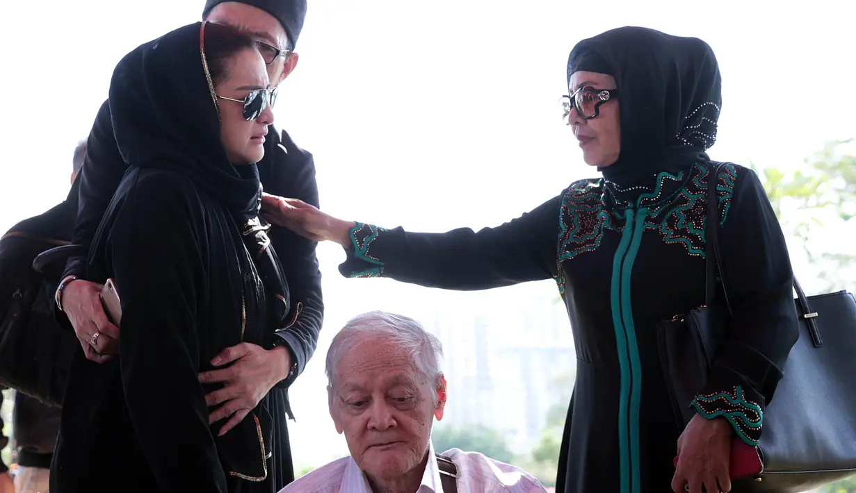 Terlihat rona kekecewan ibu satu anak itu ketika tiba di pemakaman. Ia mengaku bahwa keterlambatannya tersebut lantaran ada yang salah dalam koordinasi antara ia dan keluarganya. (Deki Prayoga/Bintang.com)