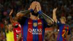 Pemain Barcelona, Aleix Vidal, tampak kecewa usai takluk dari Alaves pada laga La Liga Spanyol di Stadion Camp Nou, Barcelona, Spanyol, Sabtu (10/9/2016). Barcelona kalah 1-2 dari klub promosi, Alaves. (Reuters/Albert Gea)