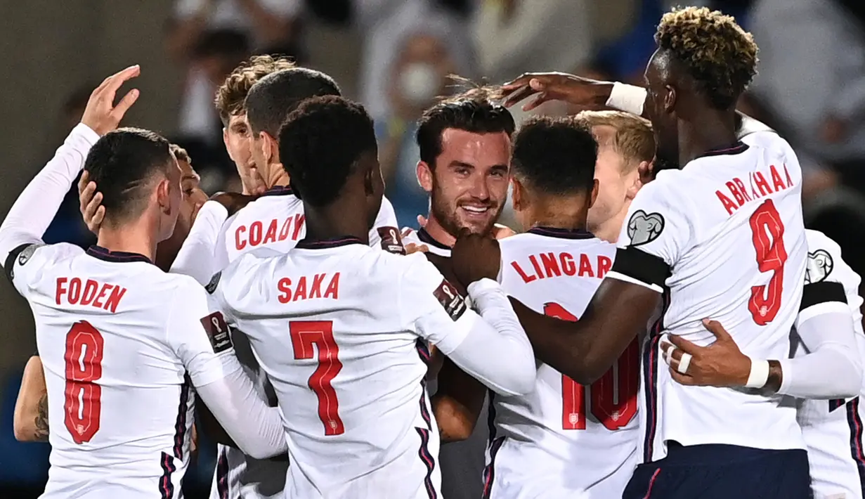 Gol pertama Inggris tercipta pada menit ke-17 lewat Ben Chilwell. Chilwell sukses menyelesaikan umpan yang diberikan oleh Jadon Sancho. Meski sempat harus diperiksa melalui VAR, gol tersebut akhirnya terbukti sah. (AFP/Lionel Bonaventure)